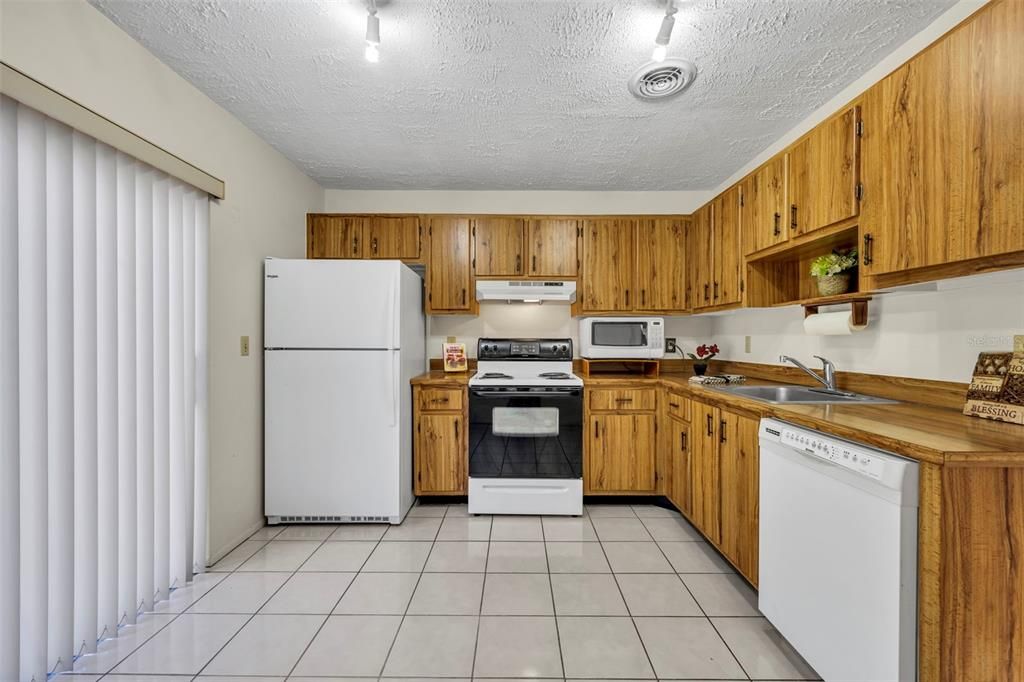 Active With Contract: $249,900 (3 beds, 2 baths, 1192 Square Feet)