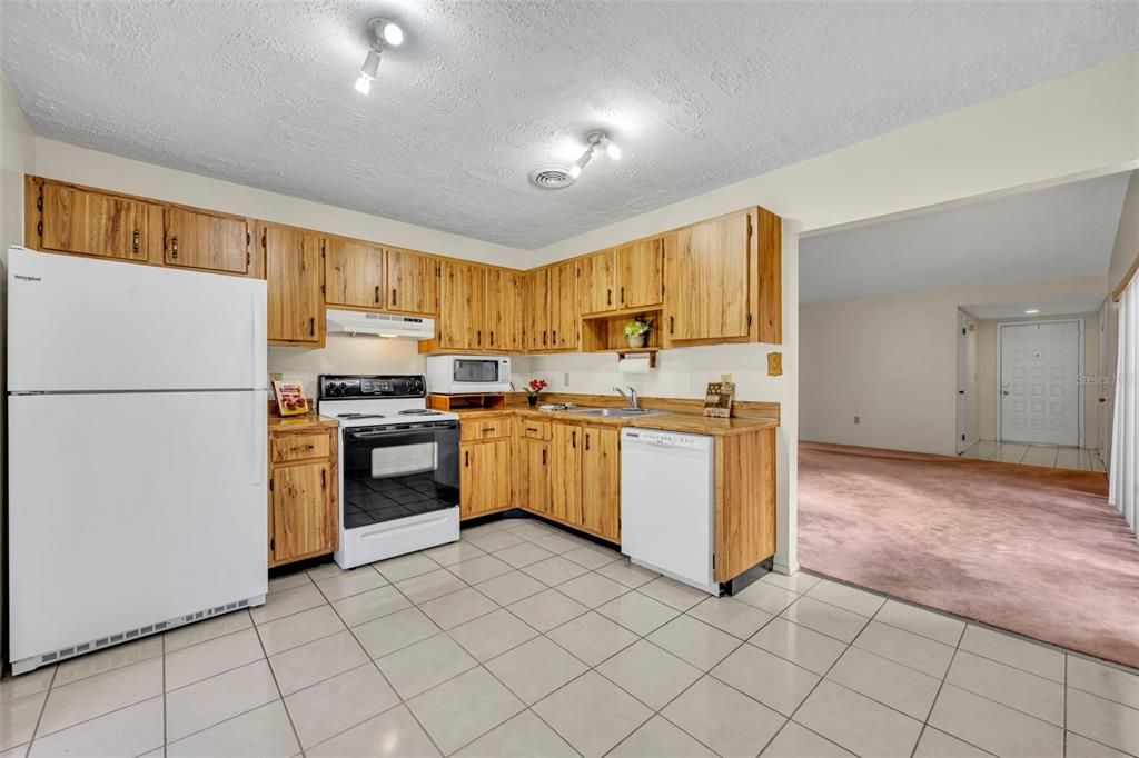 Active With Contract: $249,900 (3 beds, 2 baths, 1192 Square Feet)