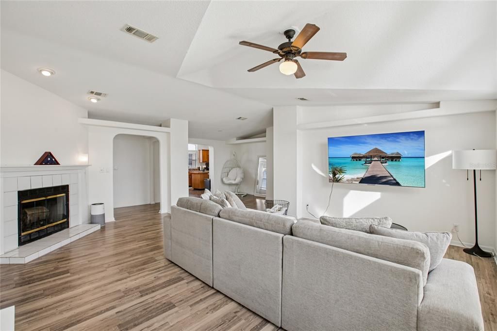 For Sale: $285,000 (3 beds, 2 baths, 2094 Square Feet)