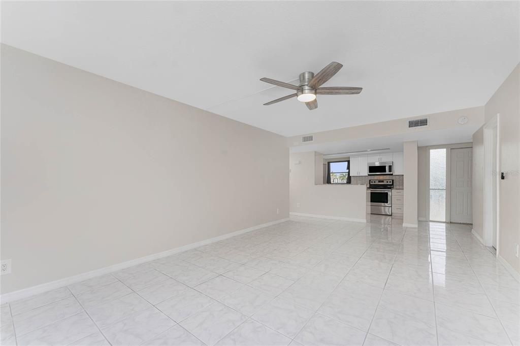 待售: $215,000 (2 贝兹, 2 浴室, 1200 平方英尺)