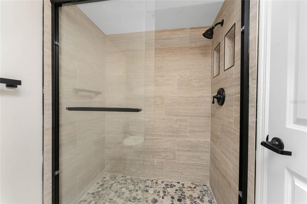 待售: $215,000 (2 贝兹, 2 浴室, 1200 平方英尺)