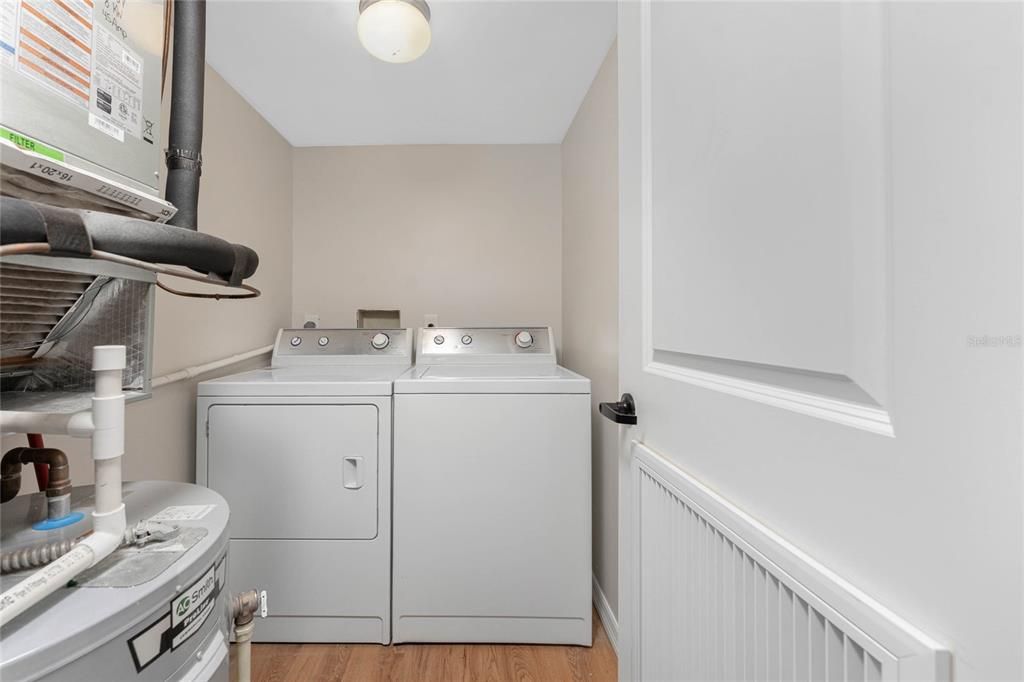 待售: $215,000 (2 贝兹, 2 浴室, 1200 平方英尺)