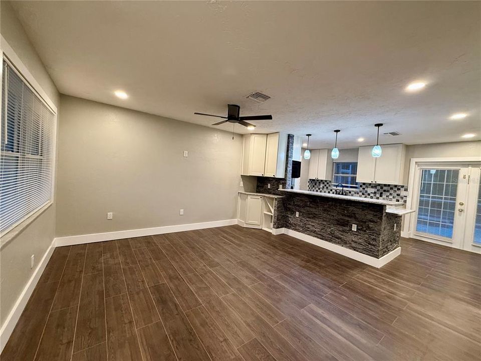 待售: $374,999 (2 贝兹, 2 浴室, 1171 平方英尺)