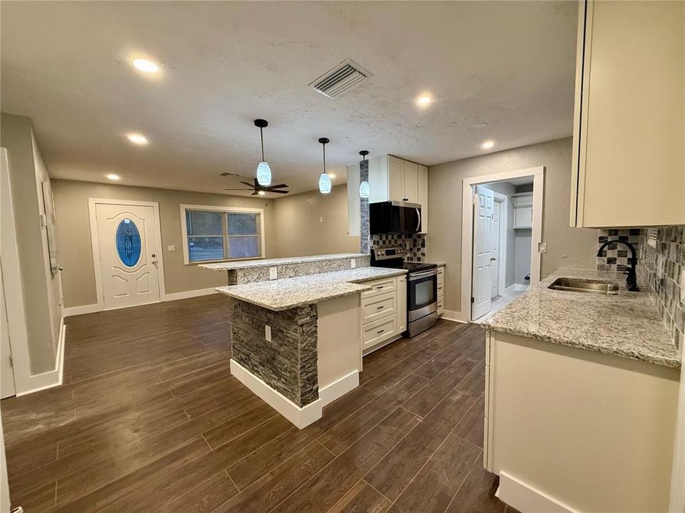 待售: $374,999 (2 贝兹, 2 浴室, 1171 平方英尺)