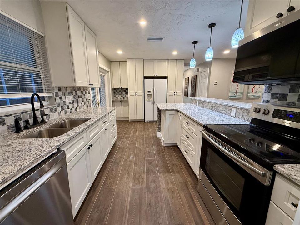 待售: $374,999 (2 贝兹, 2 浴室, 1171 平方英尺)