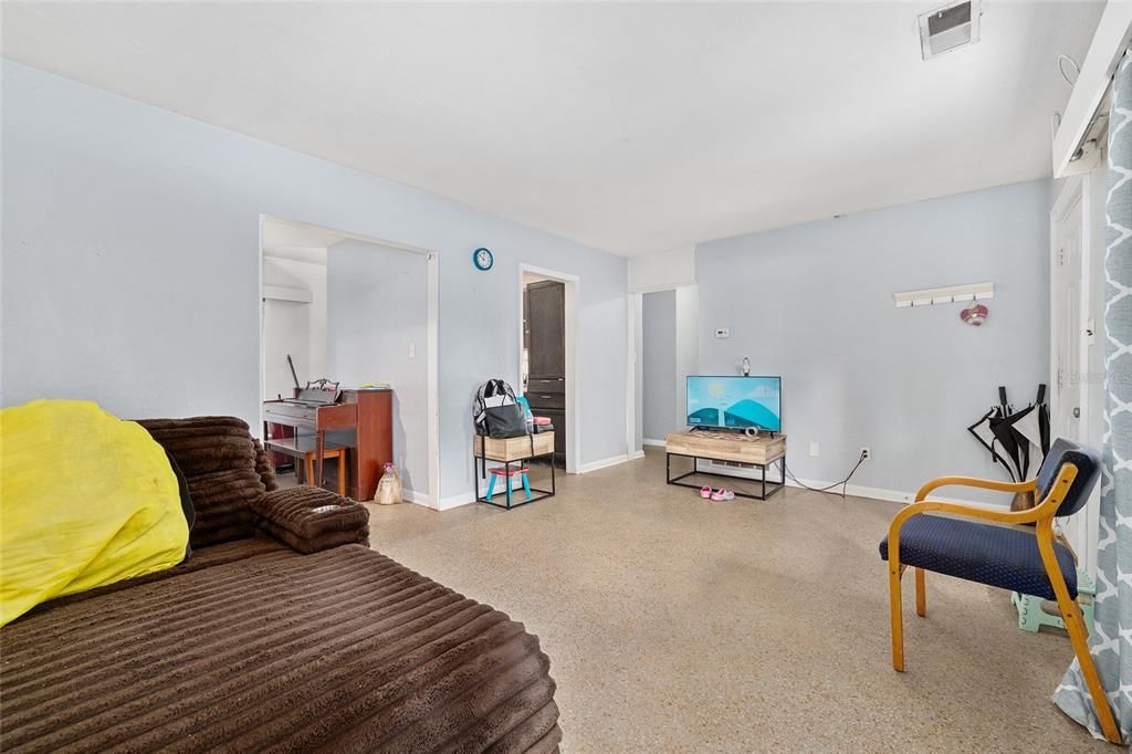 待售: $275,000 (3 贝兹, 1 浴室, 1035 平方英尺)