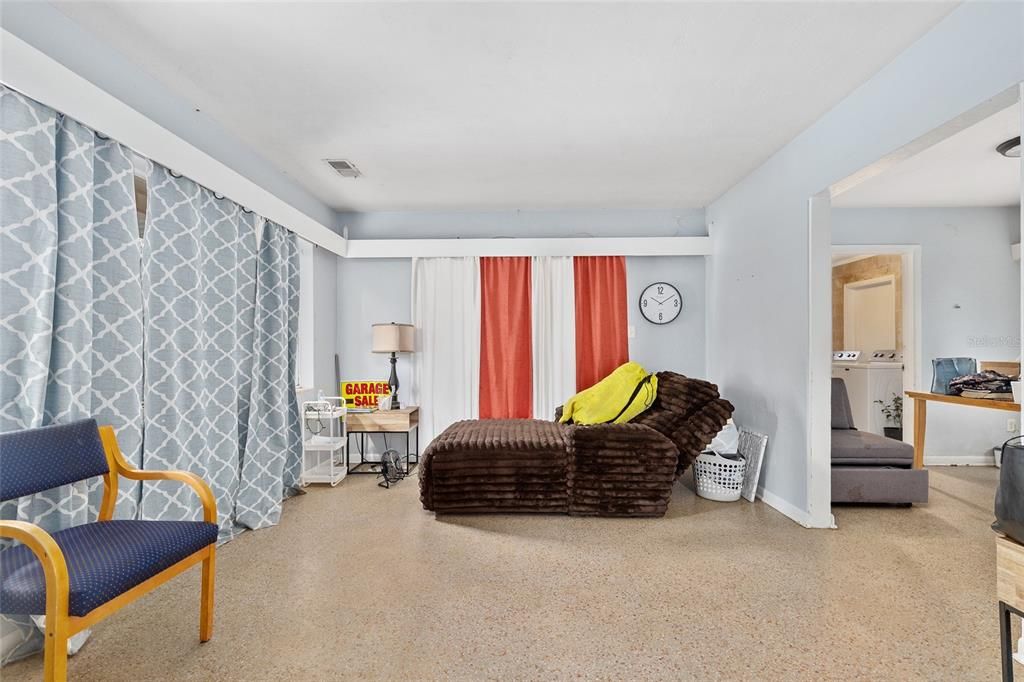 待售: $275,000 (3 贝兹, 1 浴室, 1035 平方英尺)