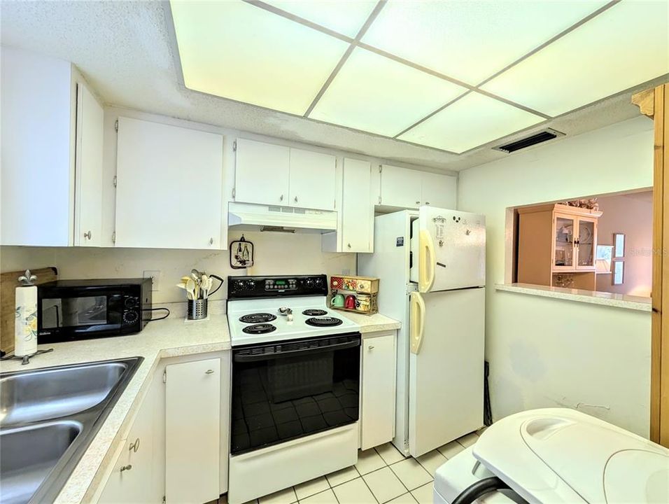 合同活跃: $60,000 (2 贝兹, 1 浴室, 1040 平方英尺)