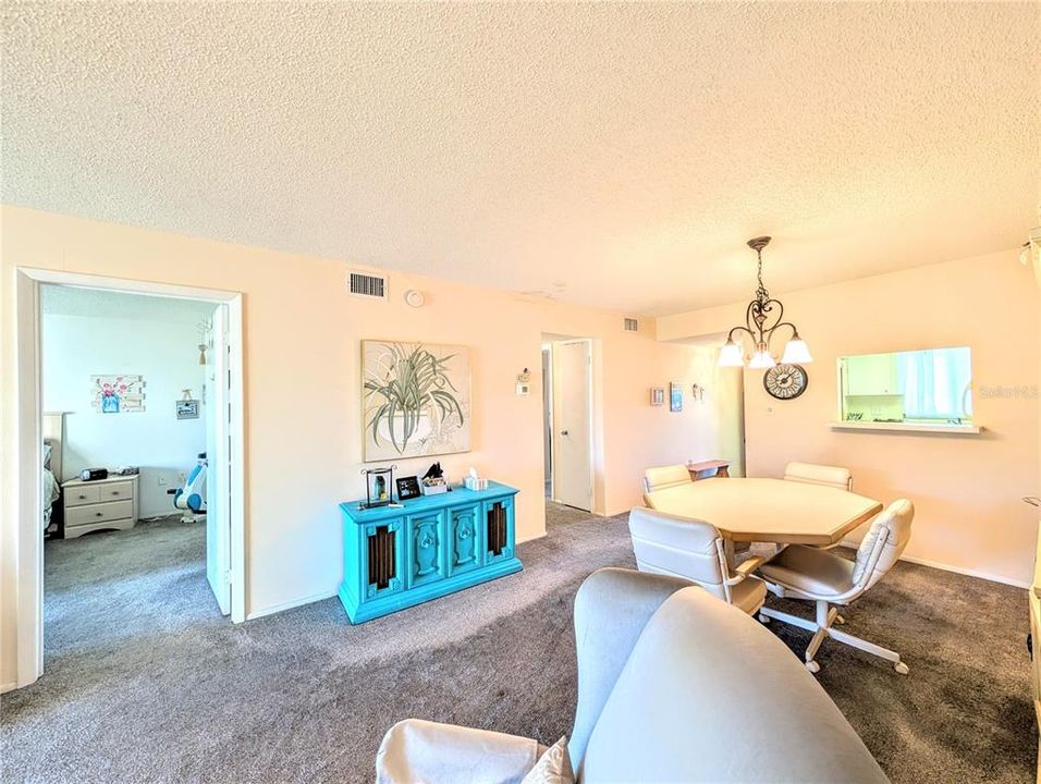 合同活跃: $60,000 (2 贝兹, 1 浴室, 1040 平方英尺)