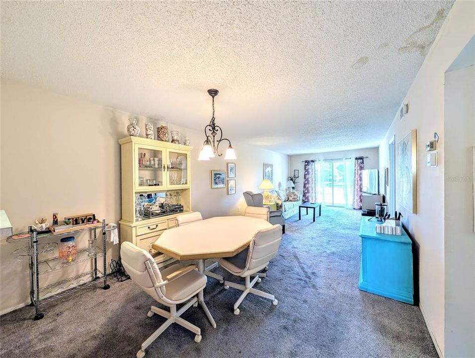 合同活跃: $60,000 (2 贝兹, 1 浴室, 1040 平方英尺)