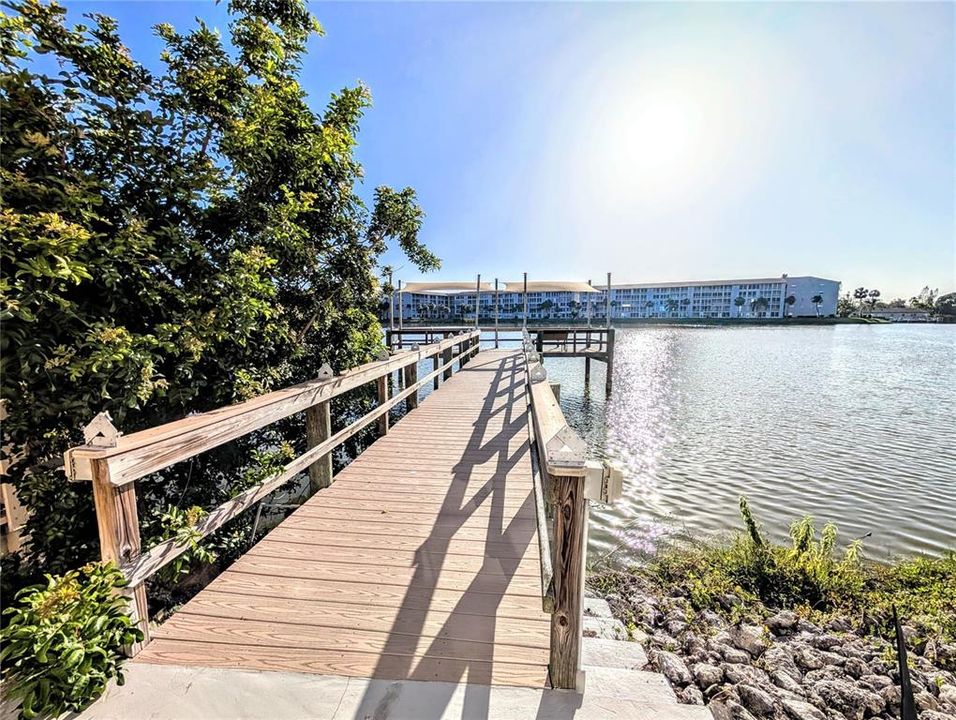 合同活跃: $60,000 (2 贝兹, 1 浴室, 1040 平方英尺)