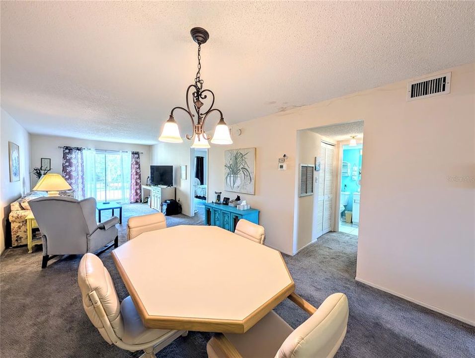 合同活跃: $60,000 (2 贝兹, 1 浴室, 1040 平方英尺)