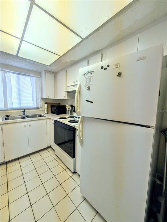 合同活跃: $60,000 (2 贝兹, 1 浴室, 1040 平方英尺)