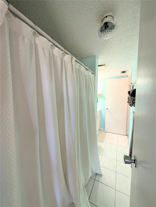 合同活跃: $60,000 (2 贝兹, 1 浴室, 1040 平方英尺)