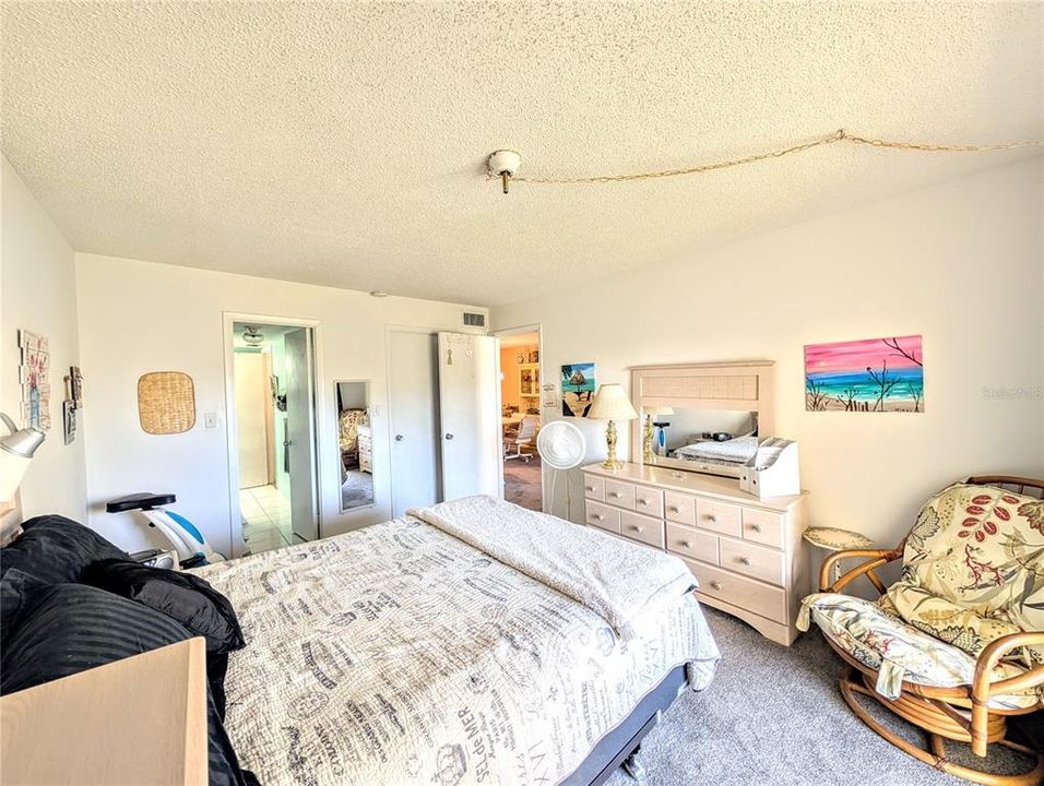 合同活跃: $60,000 (2 贝兹, 1 浴室, 1040 平方英尺)