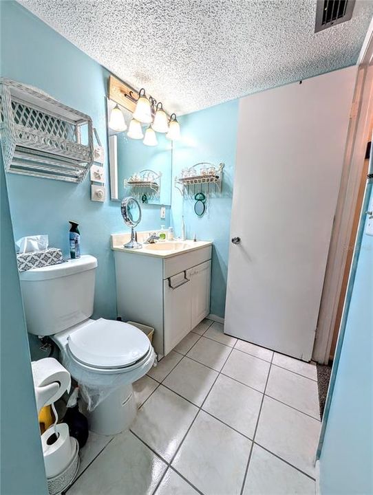 合同活跃: $60,000 (2 贝兹, 1 浴室, 1040 平方英尺)