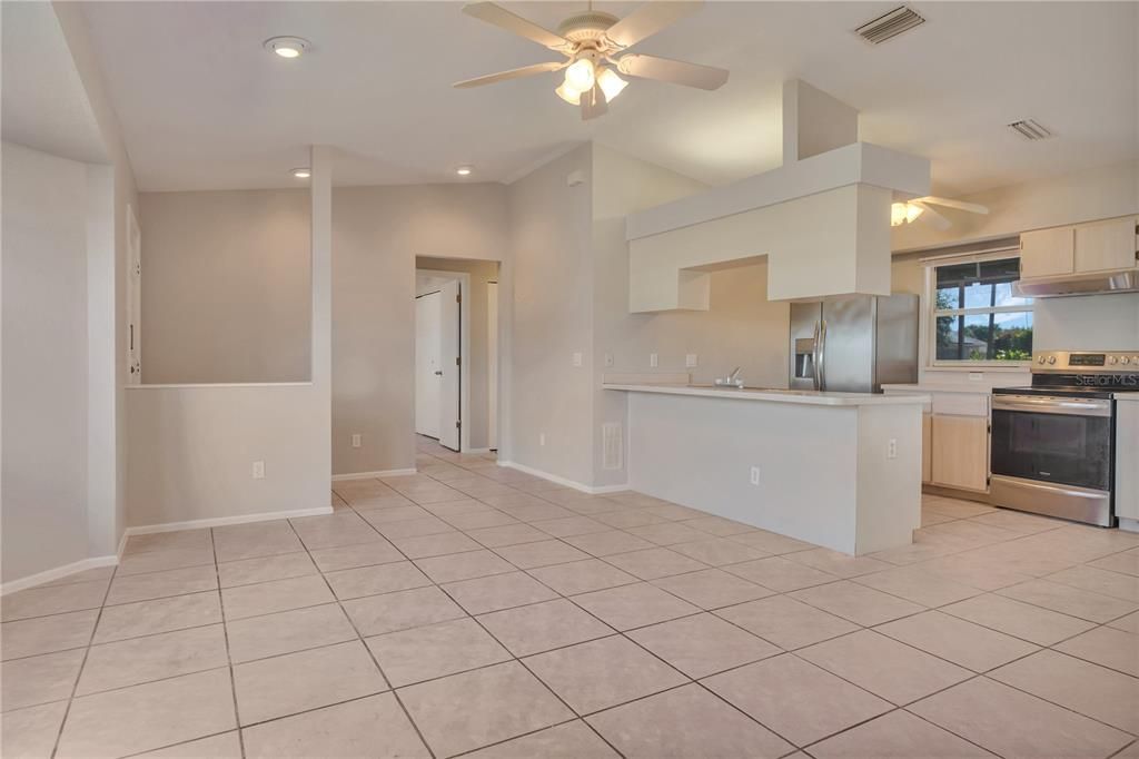 Active With Contract: $179,900 (2 beds, 1 baths, 959 Square Feet)