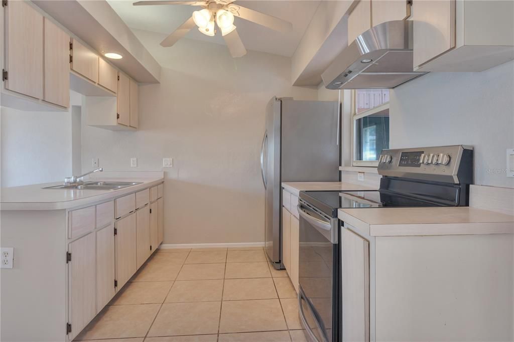 Active With Contract: $179,900 (2 beds, 1 baths, 959 Square Feet)