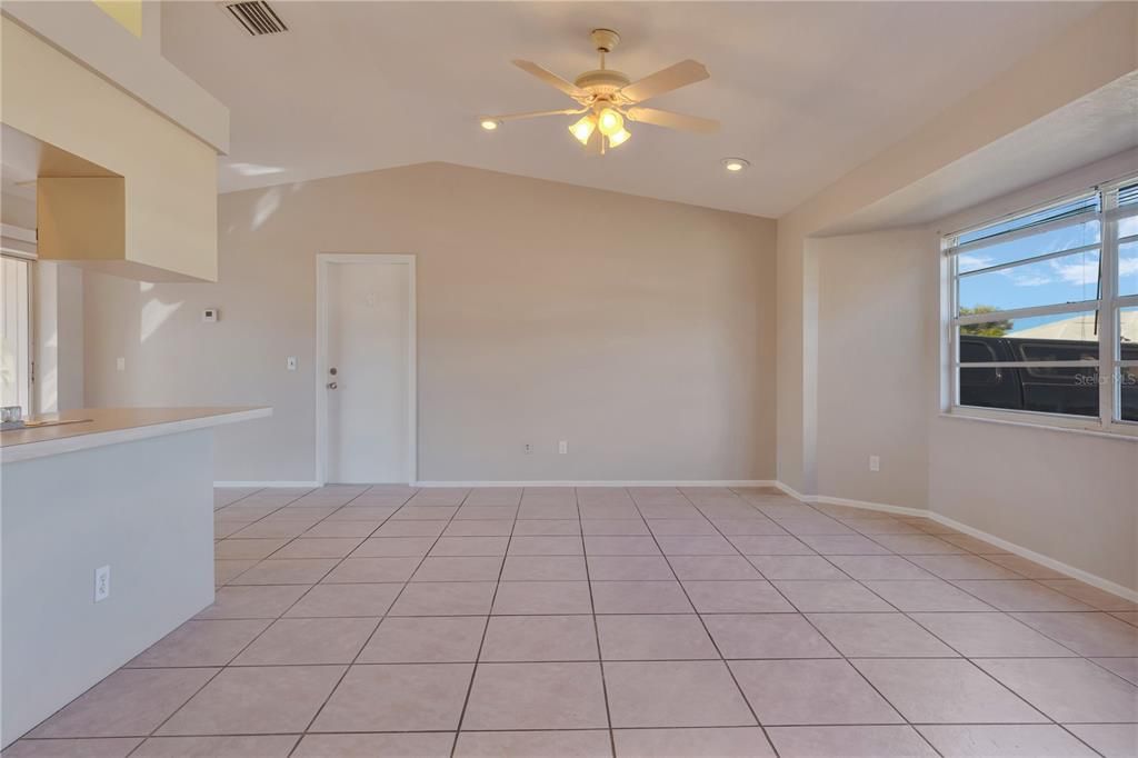 Active With Contract: $179,900 (2 beds, 1 baths, 959 Square Feet)