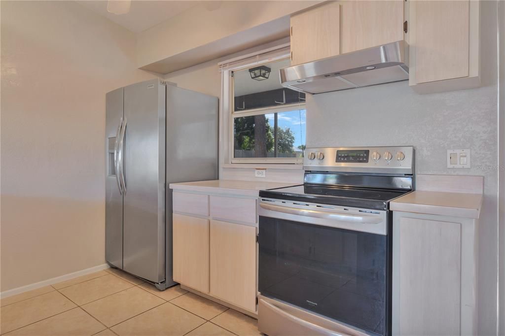 Active With Contract: $179,900 (2 beds, 1 baths, 959 Square Feet)