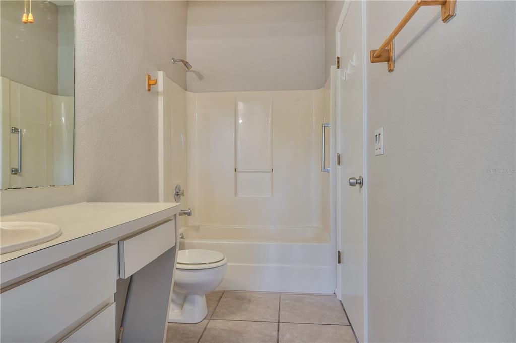 Active With Contract: $179,900 (2 beds, 1 baths, 959 Square Feet)