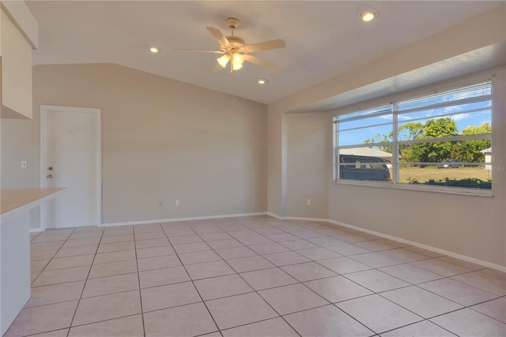 Active With Contract: $179,900 (2 beds, 1 baths, 959 Square Feet)