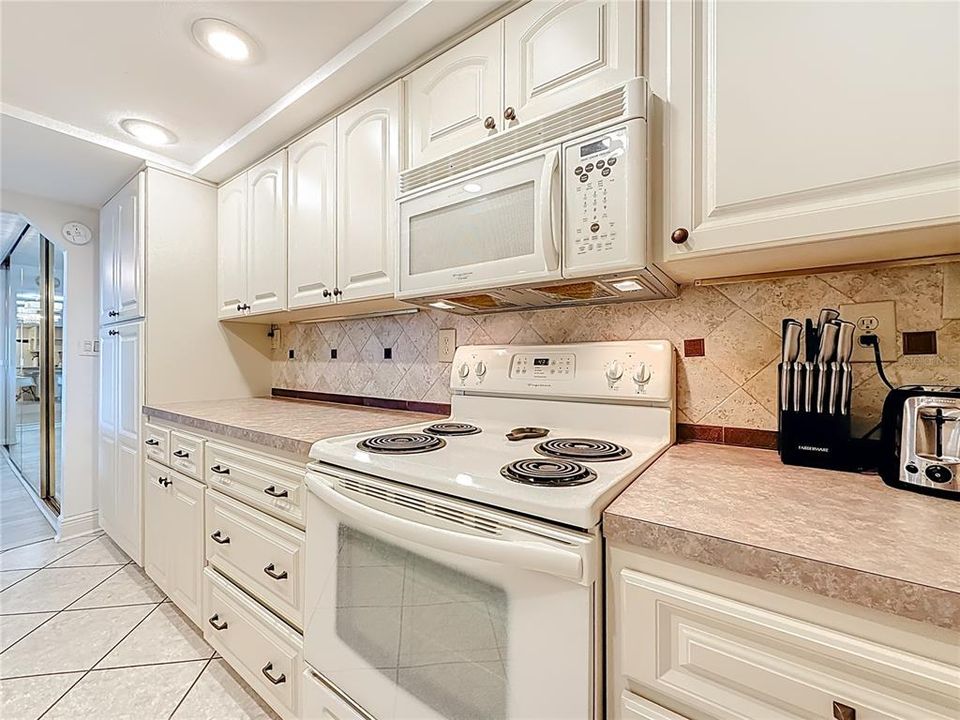 For Rent: $2,795 (1 beds, 1 baths, 1003 Square Feet)