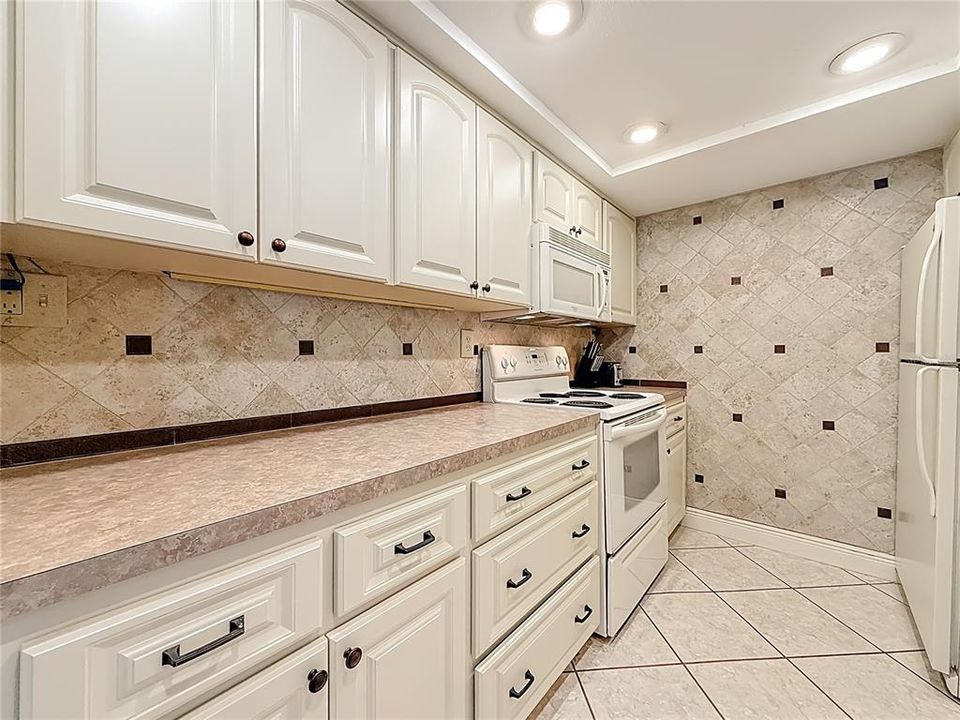 For Rent: $2,795 (1 beds, 1 baths, 1003 Square Feet)