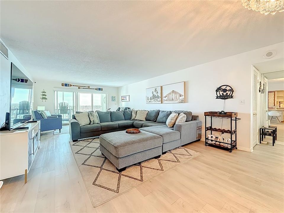 For Rent: $2,795 (1 beds, 1 baths, 1003 Square Feet)