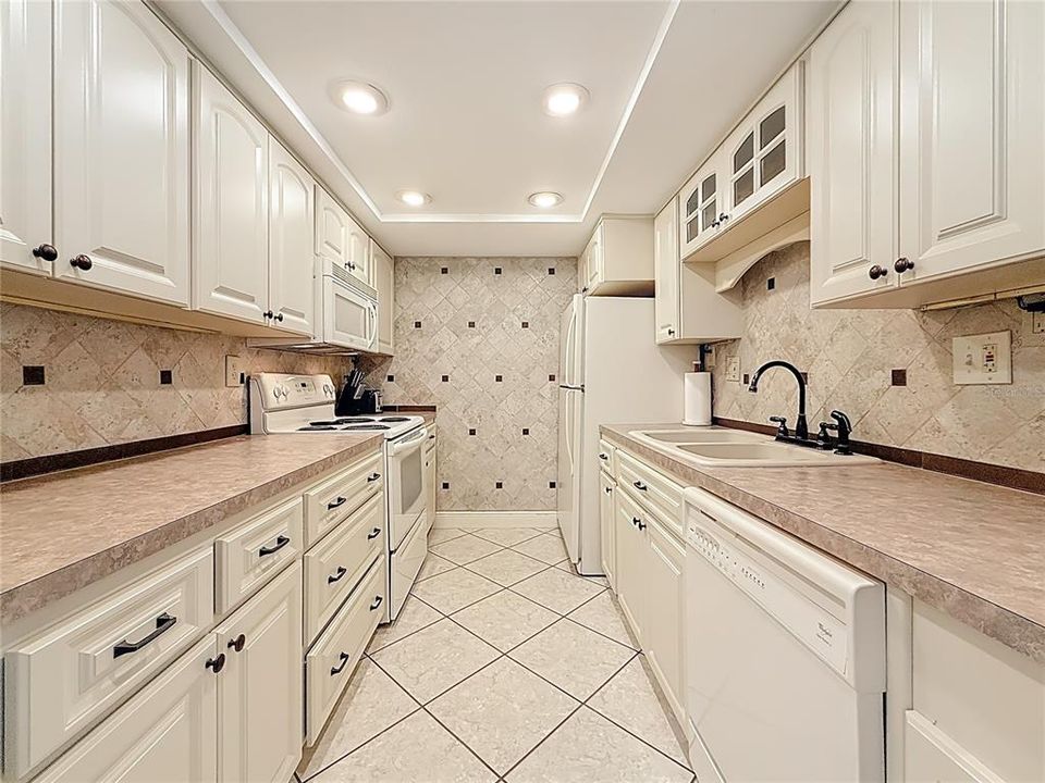 For Rent: $2,795 (1 beds, 1 baths, 1003 Square Feet)