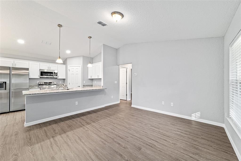 Под контрактом: $224,900 (3 спален, 2 ванн, 1121 Квадратных фут)