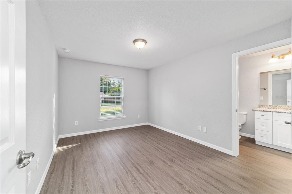 Под контрактом: $224,900 (3 спален, 2 ванн, 1121 Квадратных фут)