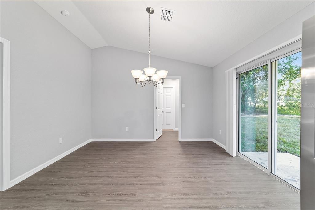 Под контрактом: $224,900 (3 спален, 2 ванн, 1121 Квадратных фут)