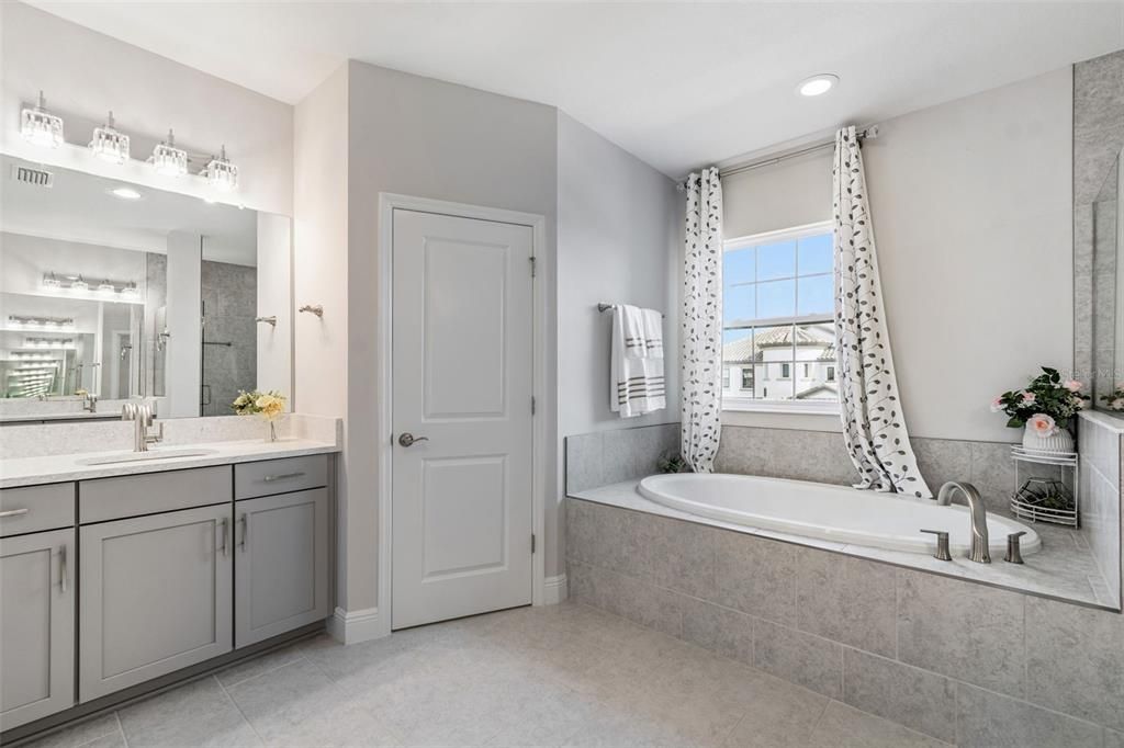 For Sale: $884,900 (5 beds, 4 baths, 3518 Square Feet)