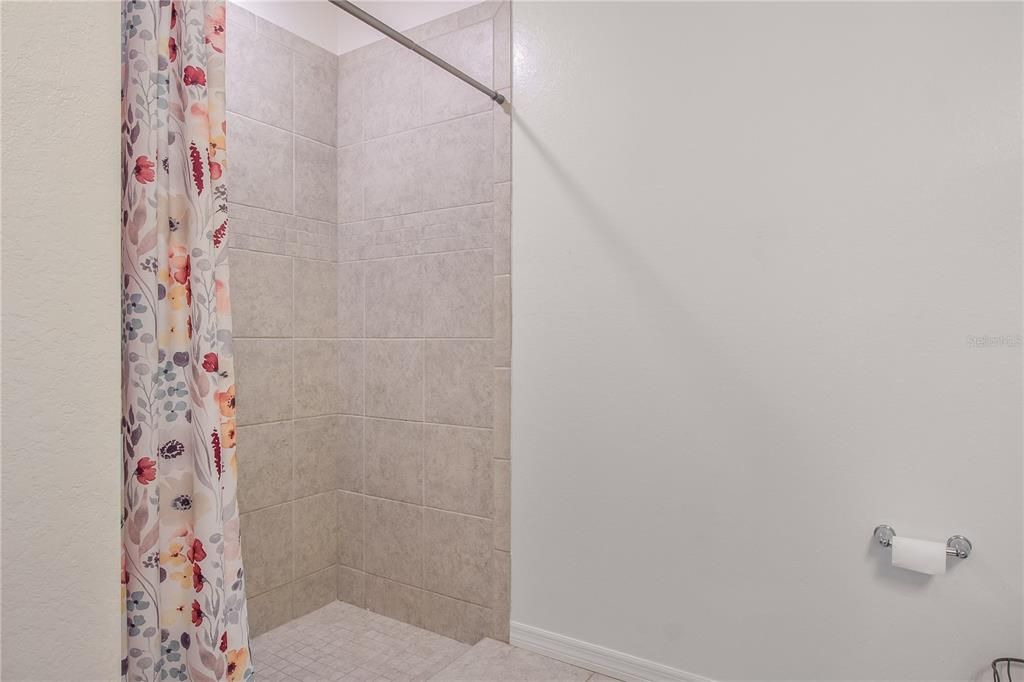 合同活跃: $325,000 (4 贝兹, 2 浴室, 1865 平方英尺)