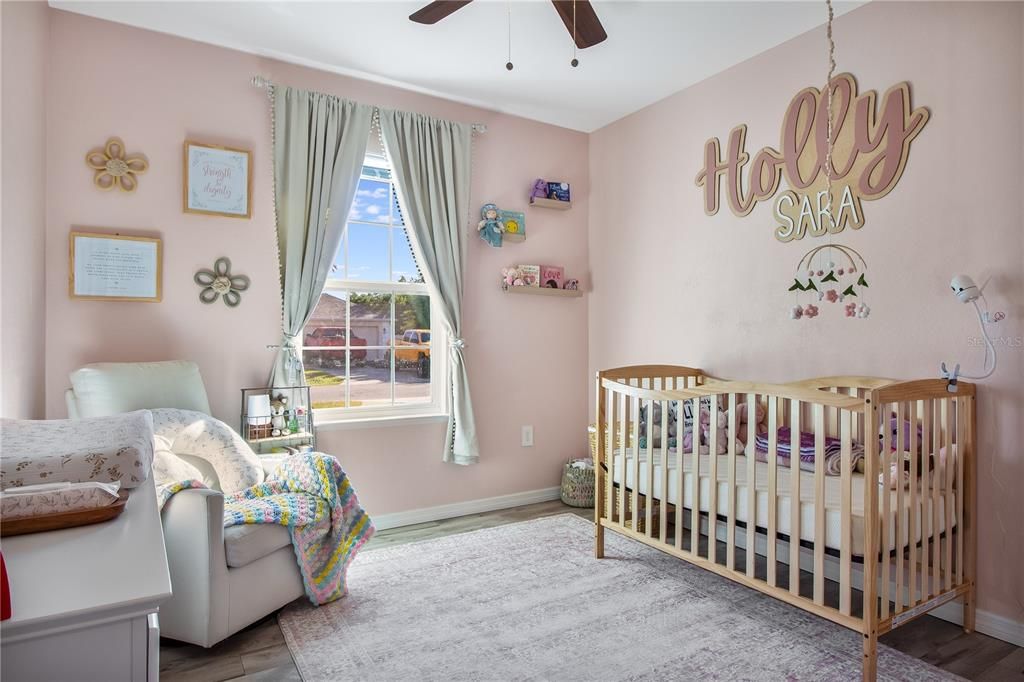 合同活跃: $325,000 (4 贝兹, 2 浴室, 1865 平方英尺)