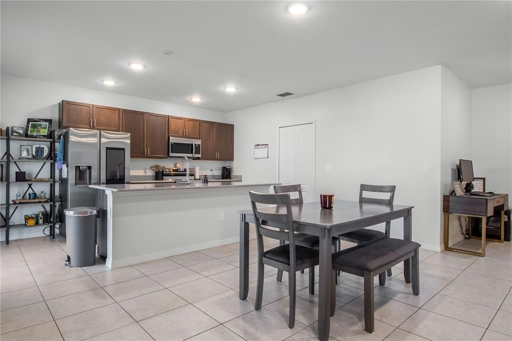 合同活跃: $325,000 (4 贝兹, 2 浴室, 1865 平方英尺)