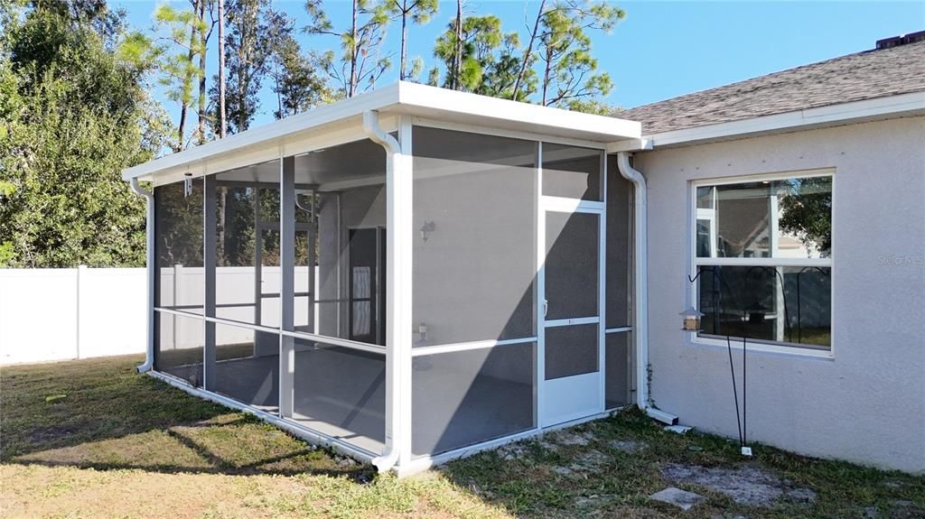 合同活跃: $325,000 (4 贝兹, 2 浴室, 1865 平方英尺)