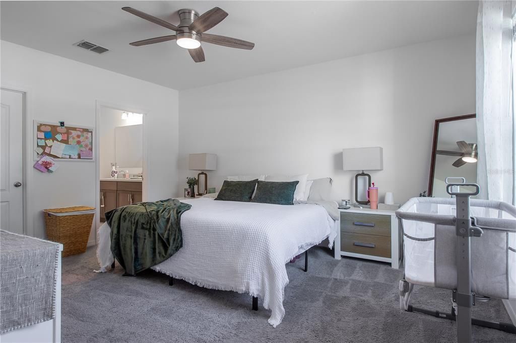 合同活跃: $325,000 (4 贝兹, 2 浴室, 1865 平方英尺)