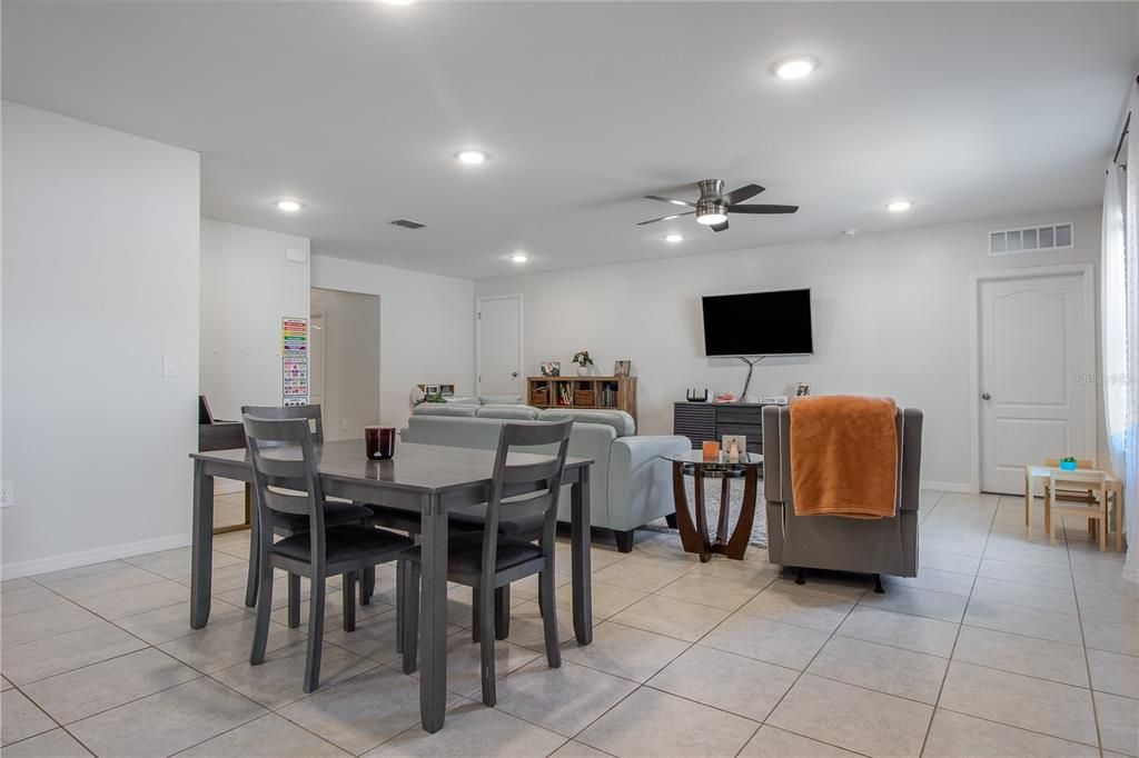 合同活跃: $325,000 (4 贝兹, 2 浴室, 1865 平方英尺)