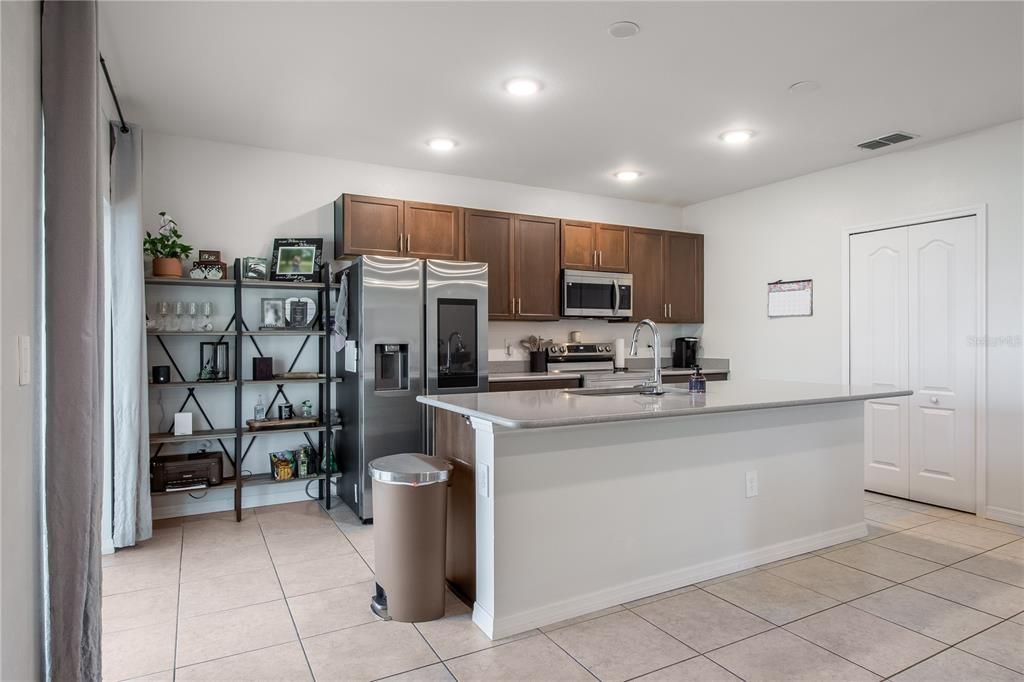 合同活跃: $325,000 (4 贝兹, 2 浴室, 1865 平方英尺)