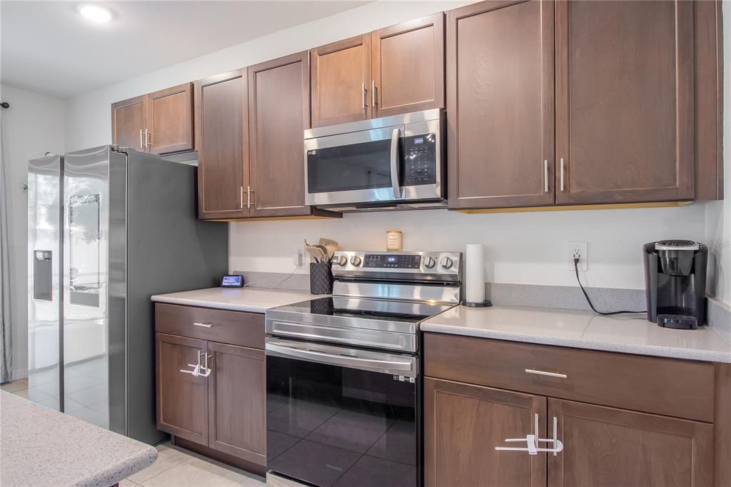 合同活跃: $325,000 (4 贝兹, 2 浴室, 1865 平方英尺)