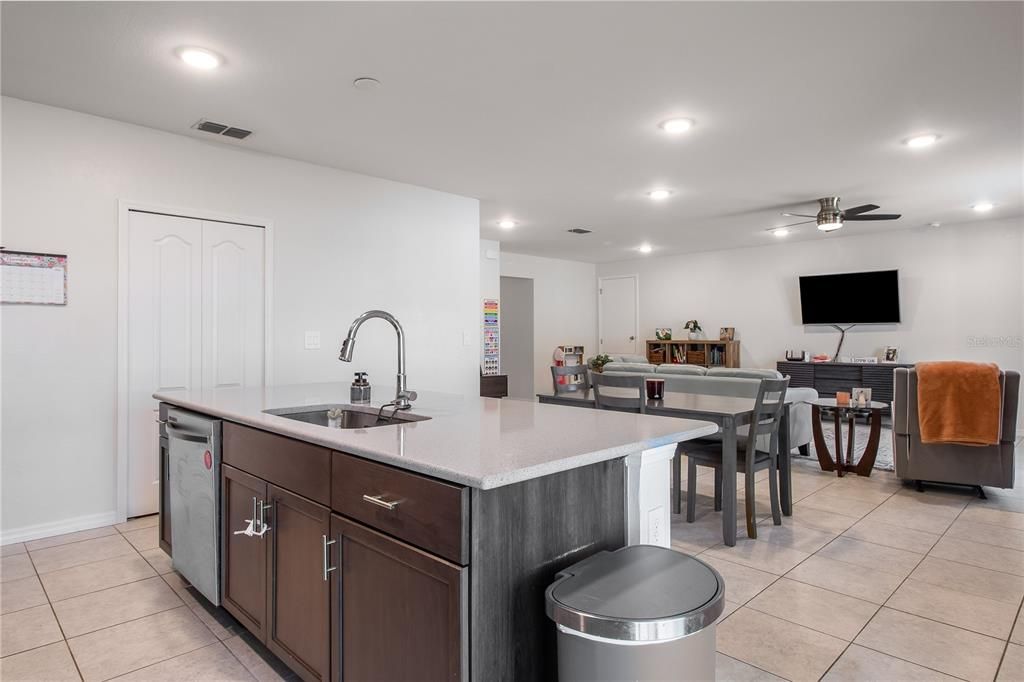 合同活跃: $325,000 (4 贝兹, 2 浴室, 1865 平方英尺)