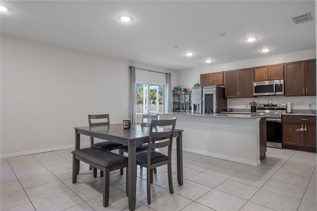 合同活跃: $325,000 (4 贝兹, 2 浴室, 1865 平方英尺)