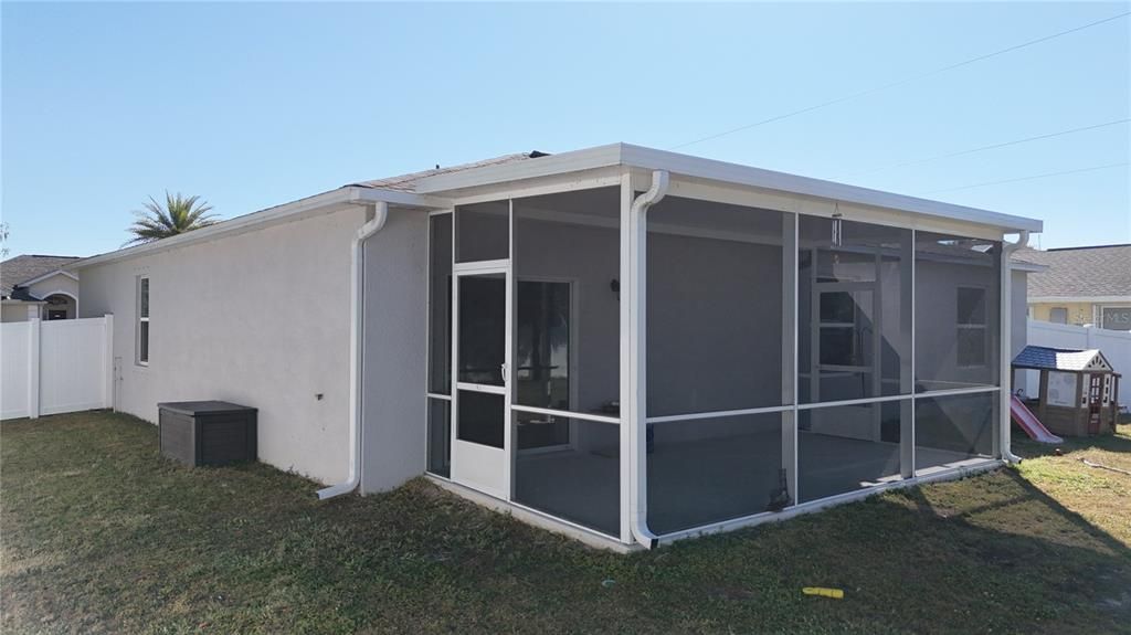 合同活跃: $325,000 (4 贝兹, 2 浴室, 1865 平方英尺)