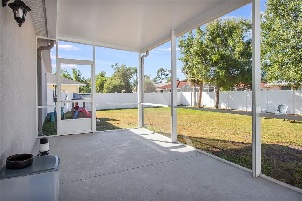 合同活跃: $325,000 (4 贝兹, 2 浴室, 1865 平方英尺)