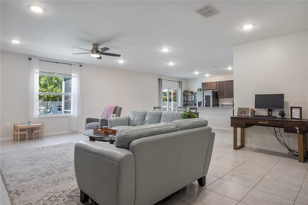 合同活跃: $325,000 (4 贝兹, 2 浴室, 1865 平方英尺)