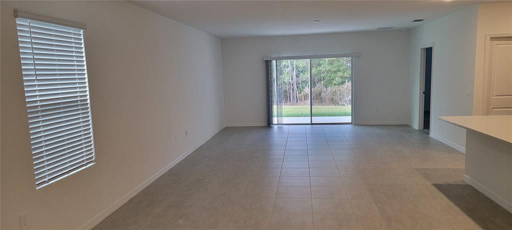 出租: $2,050 (4 贝兹, 3 浴室, 2100 平方英尺)