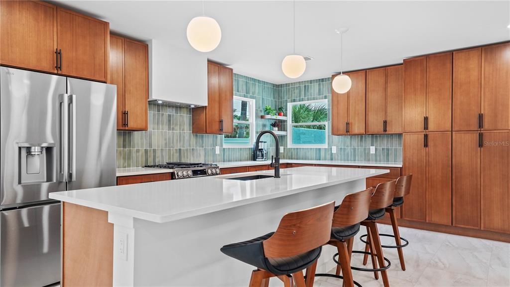 For Sale: $1,675,000 (2 beds, 2 baths, 1094 Square Feet)