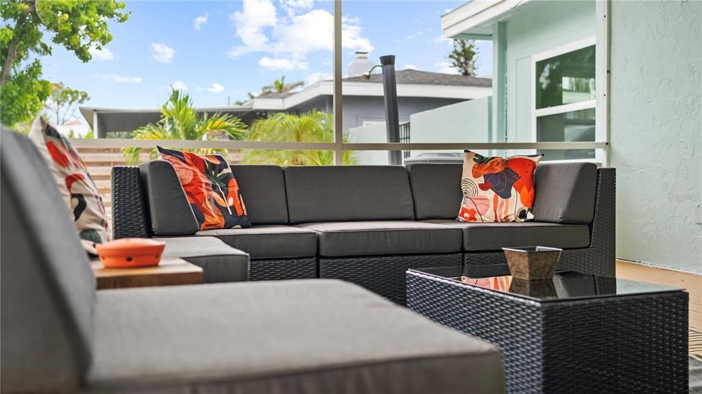 For Sale: $1,675,000 (2 beds, 2 baths, 1094 Square Feet)